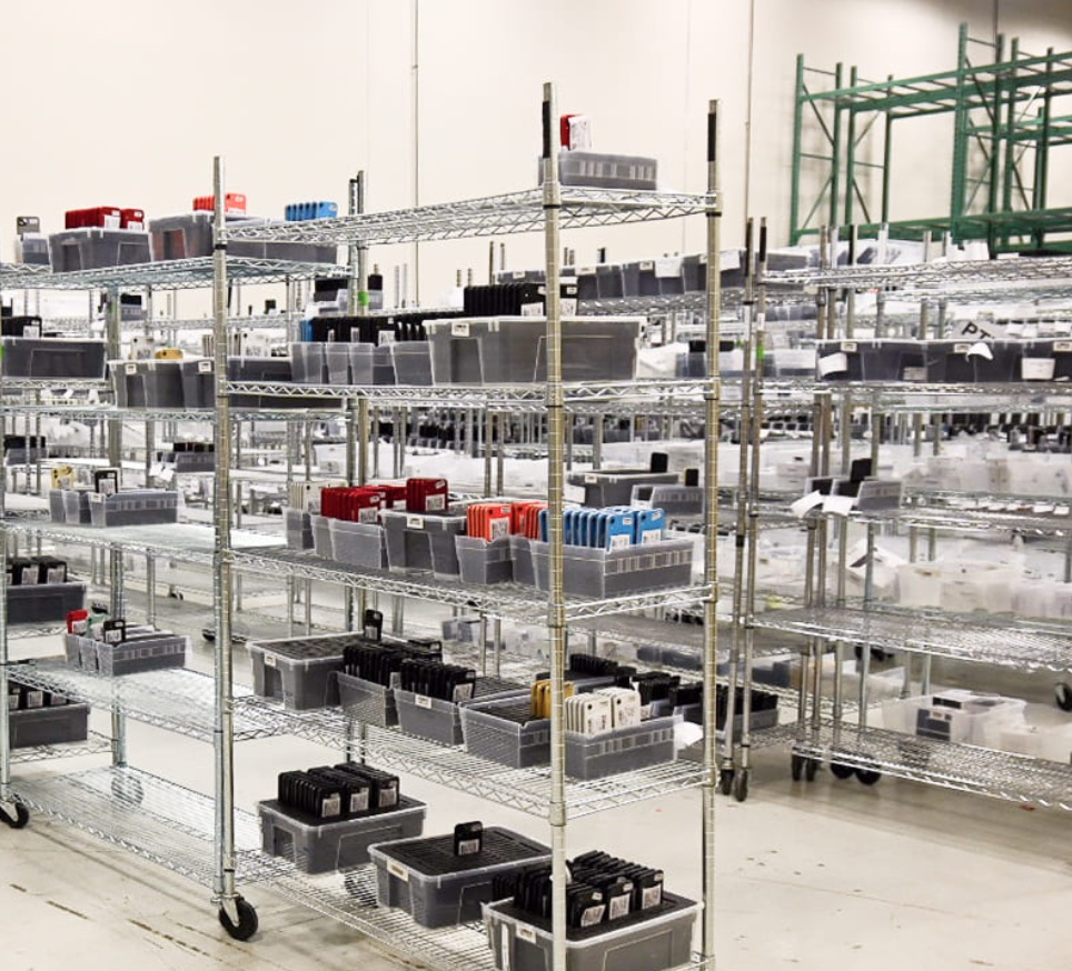 Almacén de distribución de Apex Comercial en CDMX con estantes e inventario de iPhones reacondicionados